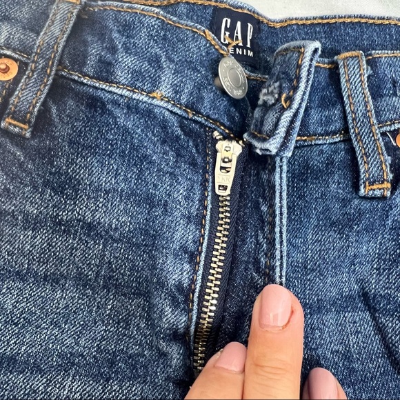 Gap Sexy Boyfriend Denim Distressed Shorts 5” Size 27 - Picture 6 of 9